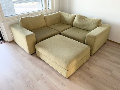 Iso vihreä 3-istuttava kulmasohva + rahi