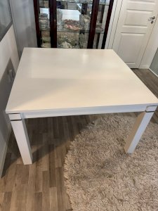 Tyylikäs puusepän suunnittelema valkoinen ruokailupöytä